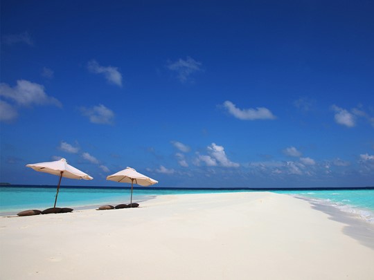 Détente sur le banc de sable du Soneva Fushi aux Maldives