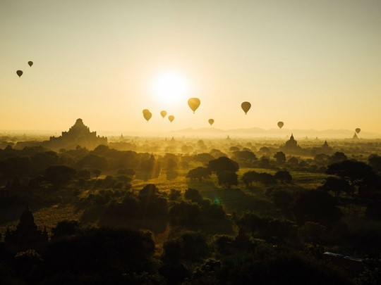Le splendide paysage de la plaine de Bagan et ses magnifiques montgolfières