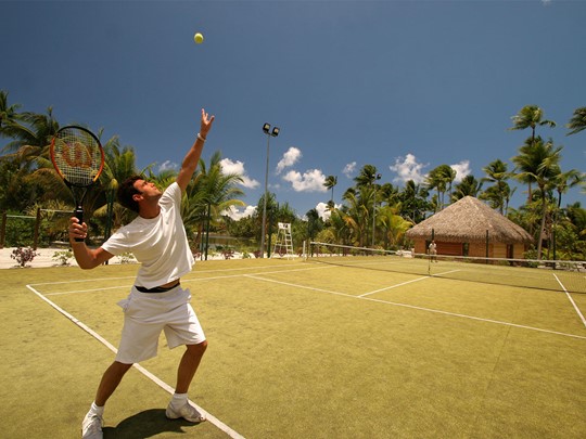 Le court de tennis de l'hôtel Tahaa situé en Polynésie