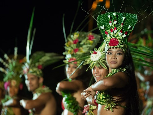 Laissez-vous envoûter par des danses traditionnelles et les ukulélés