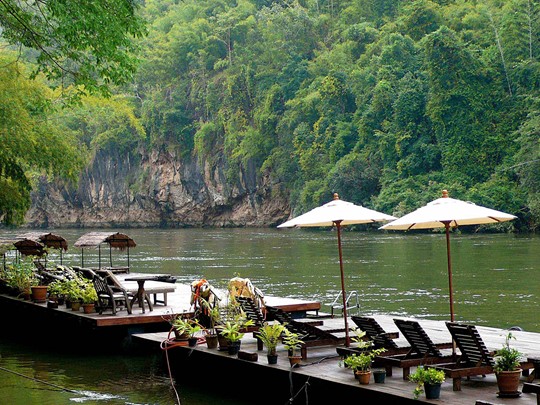 La charmante jetée du River Kwai Resotel vous donne le temps de vous détendre