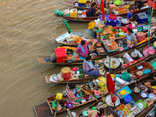 Vivez la folie des marchés flottants à Ampawa