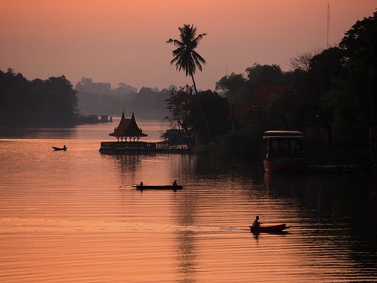 Naviguez sur la belle rivière Sakaekrang à Uthai Thani