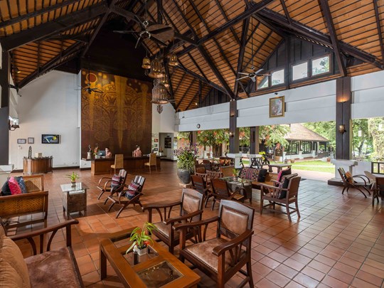 Le lobby de l'hôtel ouvert sur les jardins