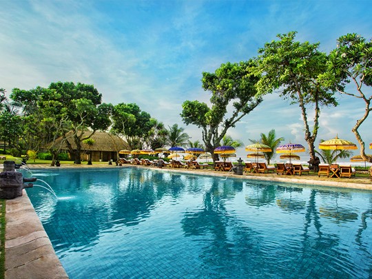 La piscine de l'hôtel The Oberoi à Bali