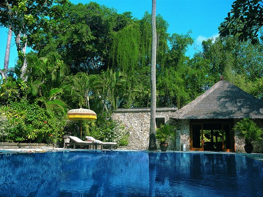 La seconde piscine de l'hôtel The Oberoi Bali à Seminyak