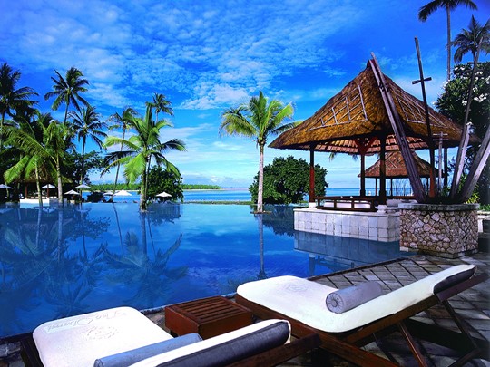 La piscine de l'hôtel The Oberoi à Lombok