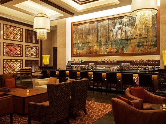 Sirotez de délicieux cocktails au Manhattan Lounge
