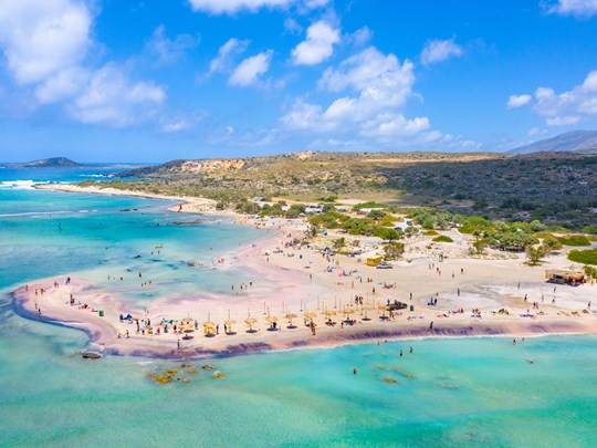 Vue aérienne des plages rosées d’Elafonisi