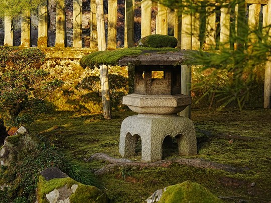 Des lanternes de pierre ponctuent le jardin