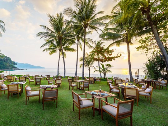 Dînez en plein air au bord de la plage au Surin