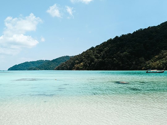 Les eaux turquoise des îles Surin