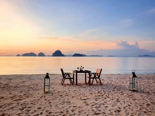 Dîner romantique au coucher du soleil