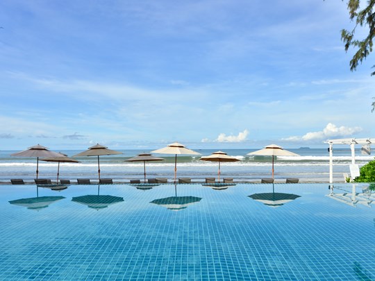 Vue sur la plage depuis la piscine principale