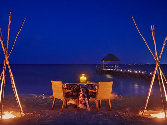 Dîner les pieds dans le sable au Viceroy Riviera Maya