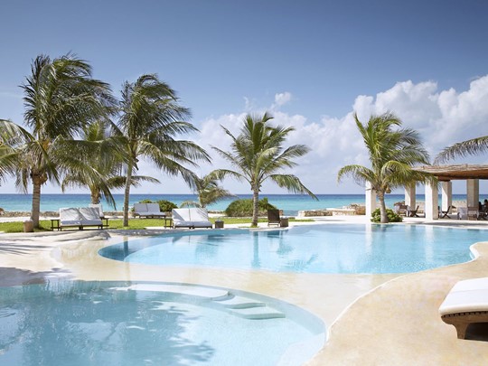 La piscine de l'hôtel Viceroy Riviera Maya au Mexique