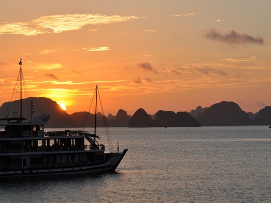 Un lever de soleil sur la baie d'Halong