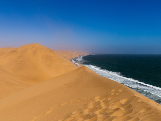 Un contraste époustouflant entre désert et océan