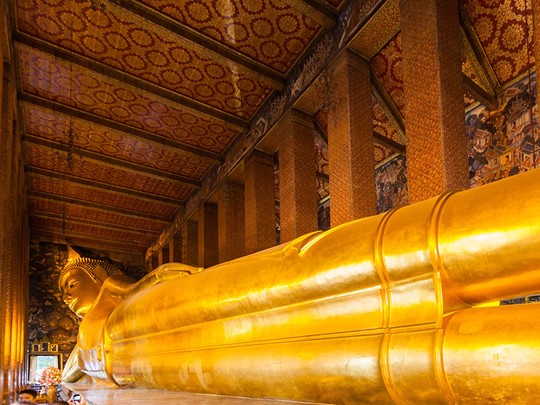 L'impressionnant Bouddha Couché du célèbre temple de Wat Pho