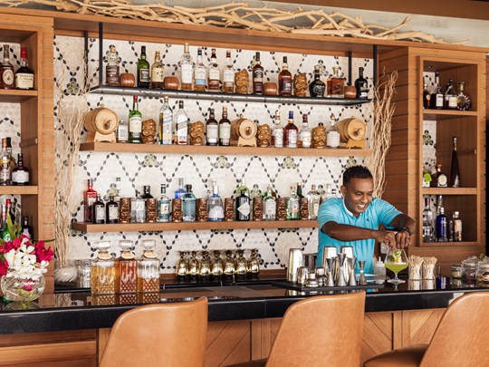 Sirotez un délicieux cocktail au Nava Bar