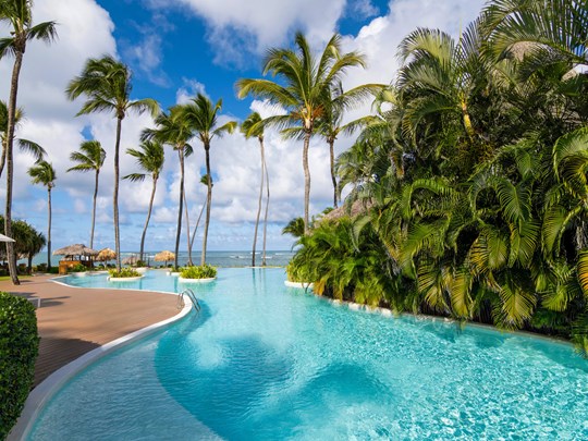 Détente absolue autour de la piscine