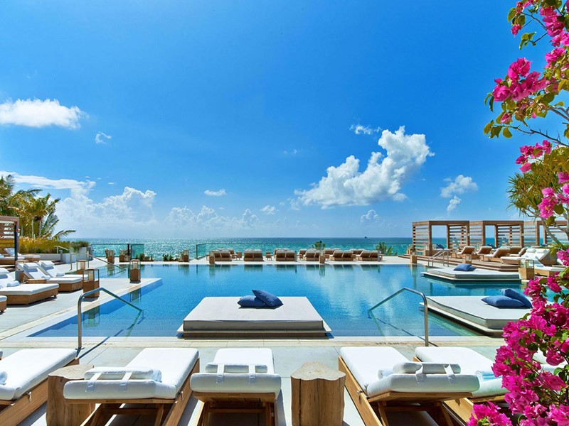 La superbe piscine de l'hôtel 1 South Beach à Miami