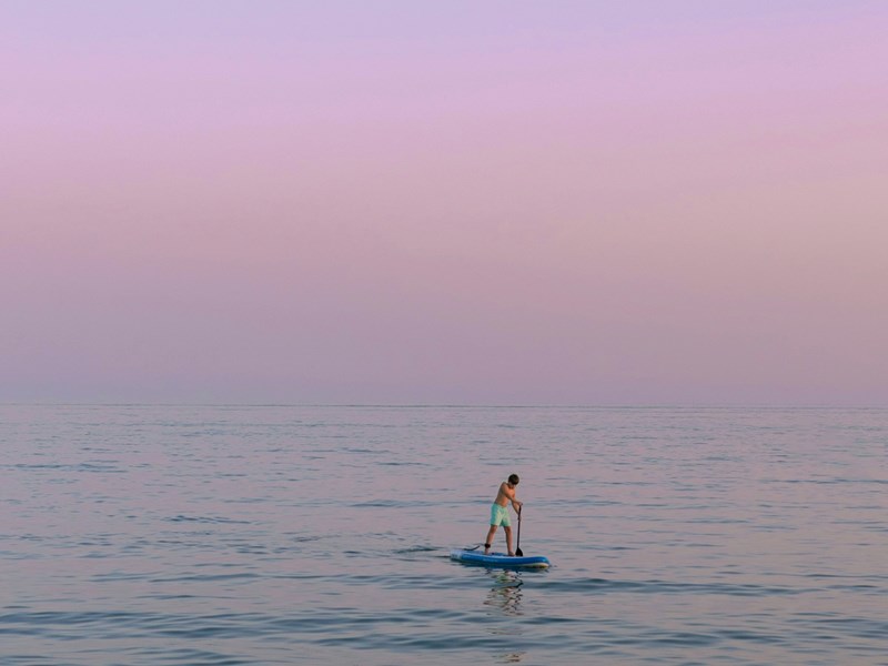 Paddle sur les eaux calmes de la Méditerranée 