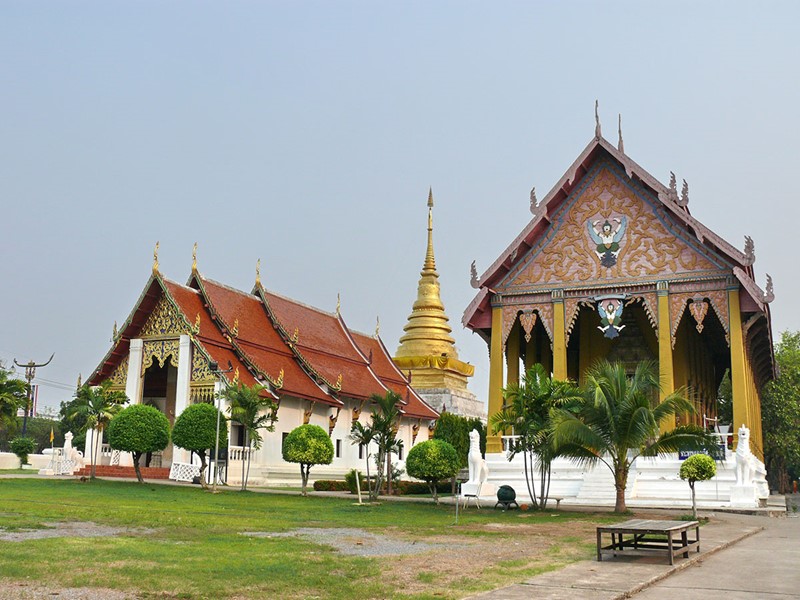 Vue du fameux Wat Chang Kham Woraviham et son beau chedi