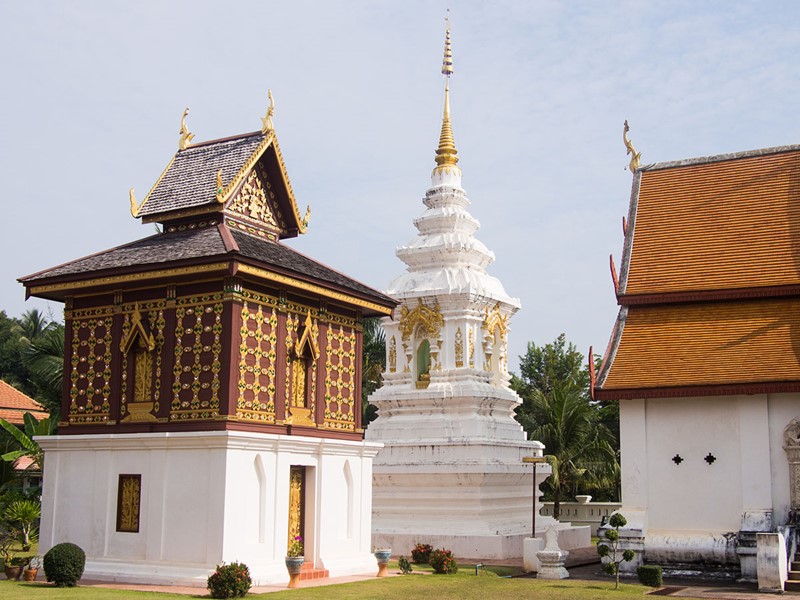 Visite du Wat Mua Khuang, célèbre pour sa bibliothèque de style Taï Lu