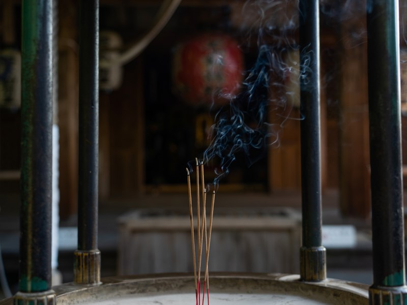 Bouddhisme, encens et méditation