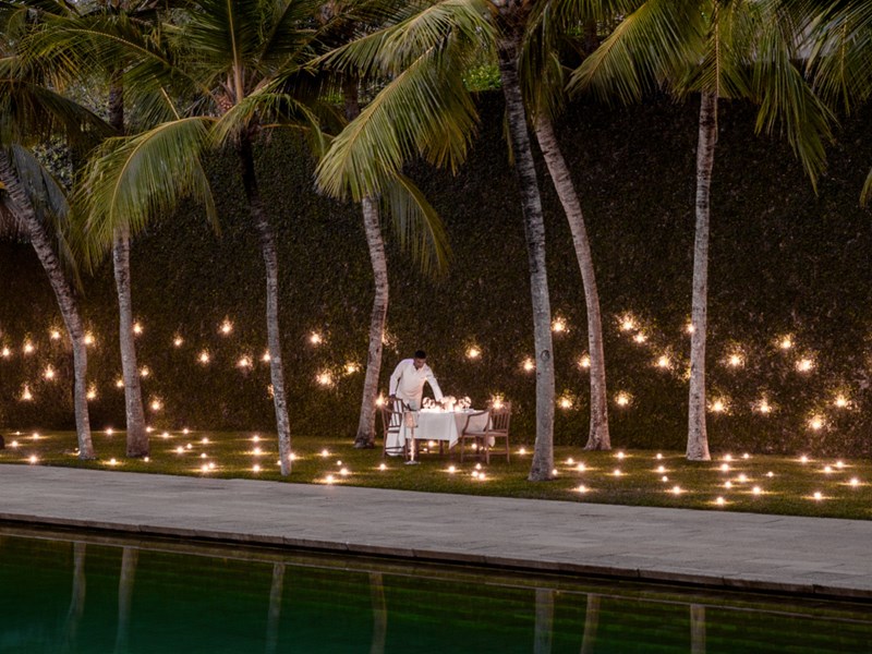 Dîner romantique au bord de la piscine