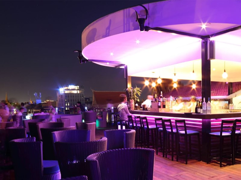 Le bar Lemoon de l'hôtel Amanjaya situé le long du quai Sisowath