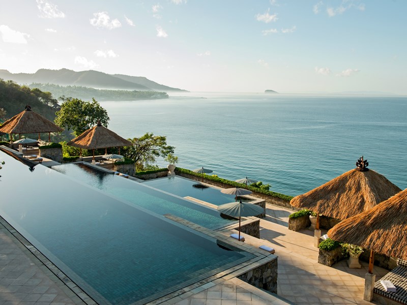 Vue des piscines de l'hôtel Amankila à Bali