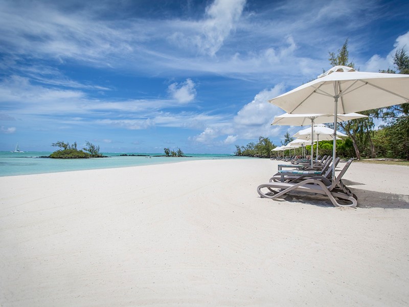 La superbe plage privative de l'hôtel Anahita sur l'île aux cerfs