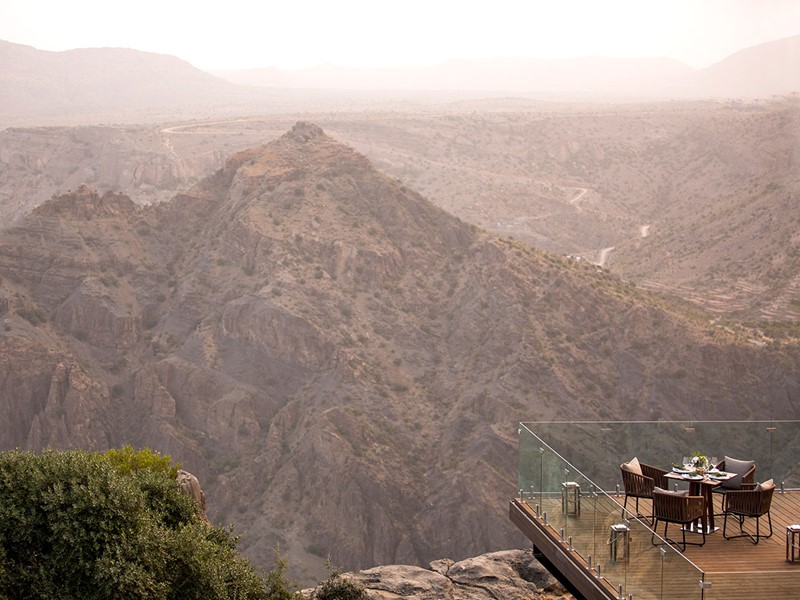 Somptueux repas face à une vue à couper le souffle de la région rocheuse d'Oman