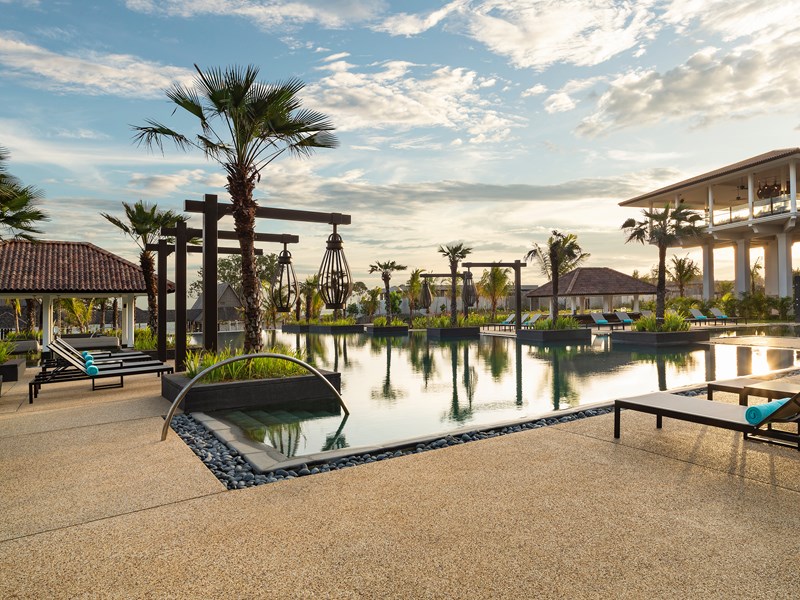 Soleil, palmiers et piscine relaxante