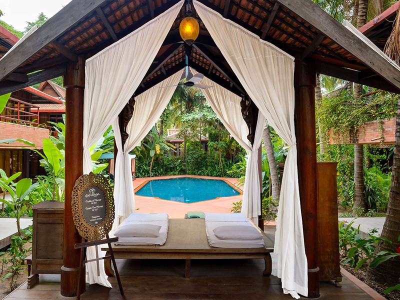 Massage au bord de la piscine de l'Angkor Village Hotel