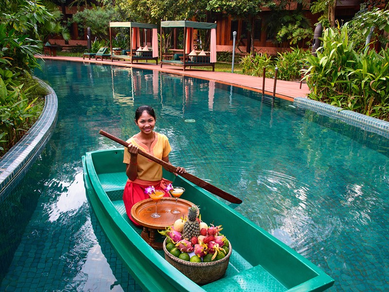 Pool service de l'Angkor Village Resort à Siem Reap