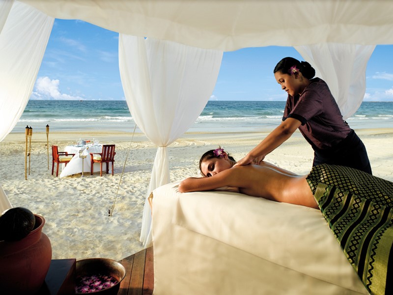 Massage sur la plage de l'hôtel Angsana Resort 