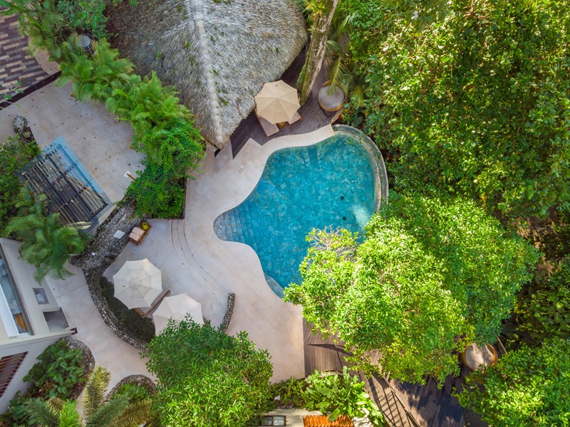 Vue aérienne d'une petite piscine