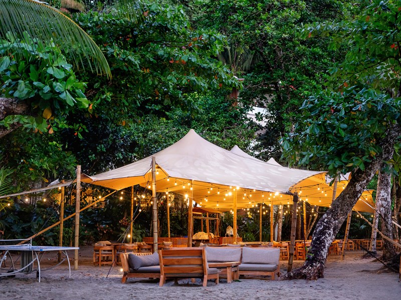 Dîner sur la plage dans un esprit convivial