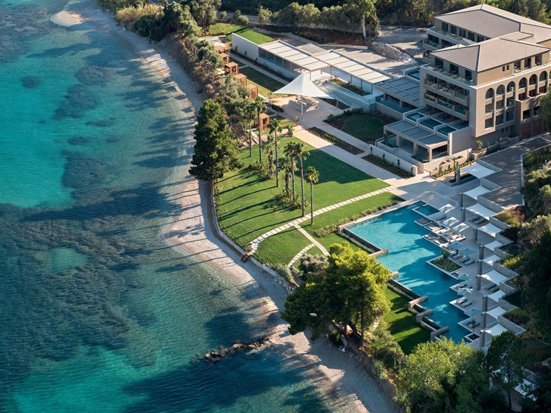 Niché dans une baie intime entre mer et montagnes