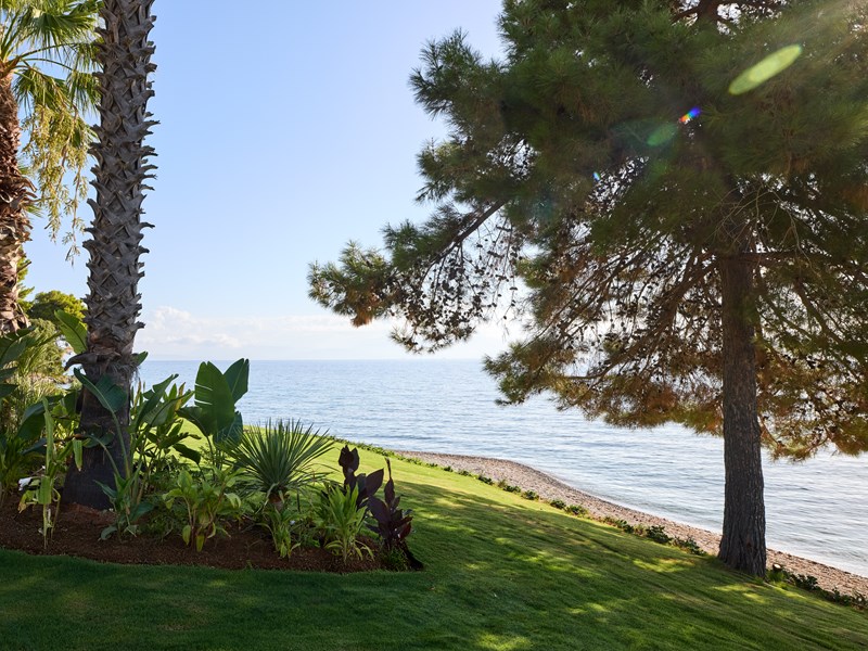 Posé au bord de la mer Ionienne