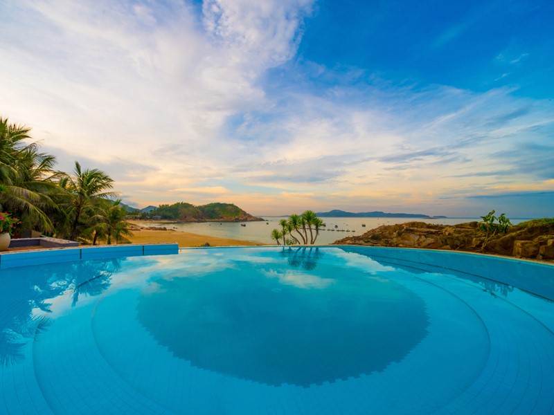 La superbe piscine de l'AVANI Quy Nhon au Vietnam
