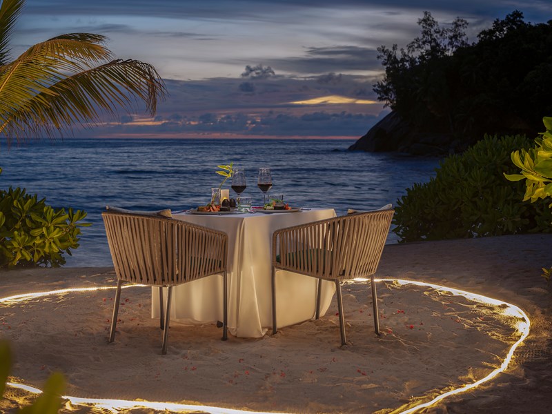 Dîner romantique les pieds dans le sable