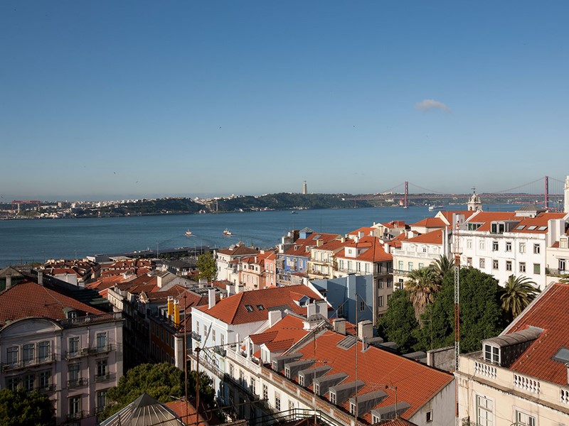 Splendide vue sur le fleuve et les toits de Lisbonne