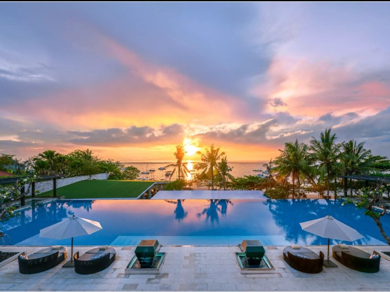 Profitez de la piscine de votre hôtel, l'Intercontinental Bali Sanur Resort