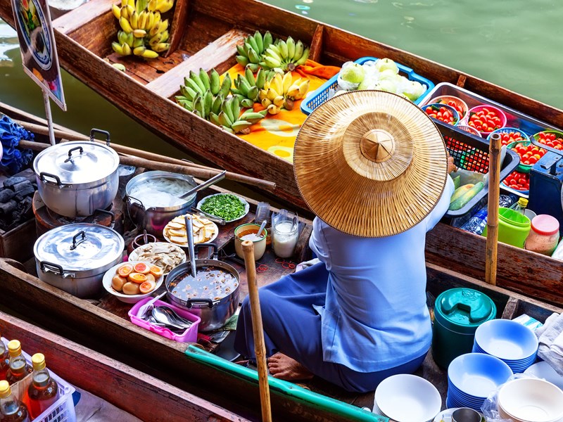 Les marchés flottants et les saveurs authentiques de la Thaïlande