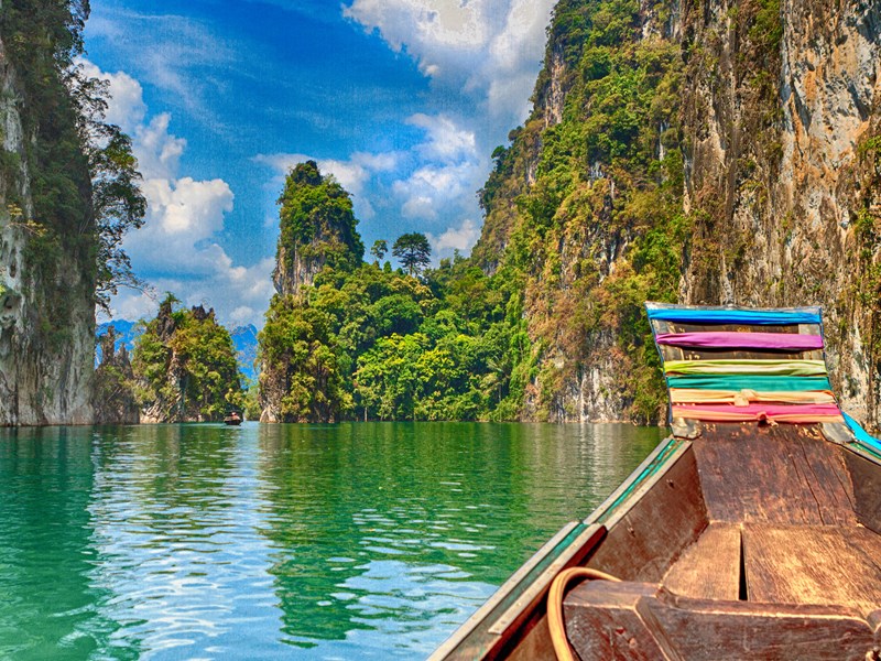 Embarquez à bord d'un bateau traditionnel à Khao Sok