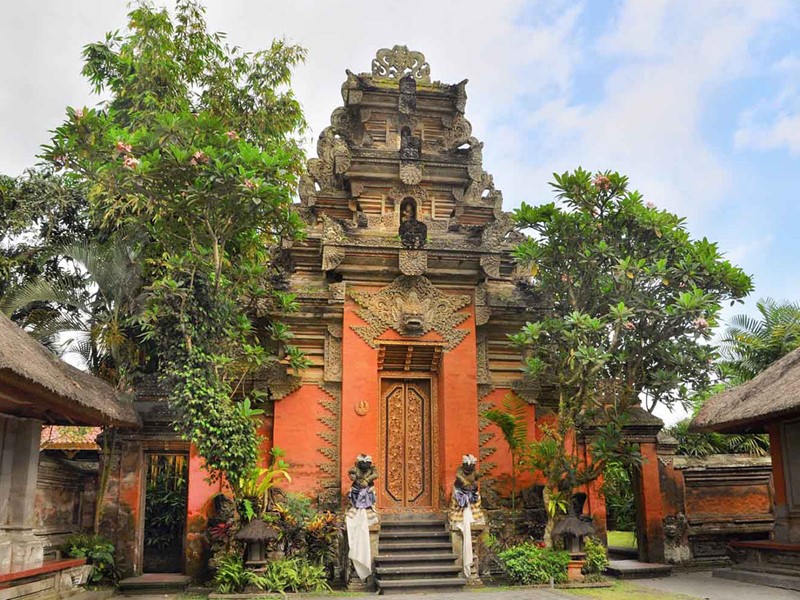 Vous apprécirez la finesse de l'architecture traditionnelle du Puri Saren Agung